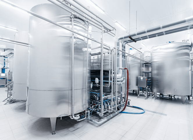 Nowoczesna hala produkcyjna ze zbiornikam ze stali nierdzewnej i siecią rurociągów